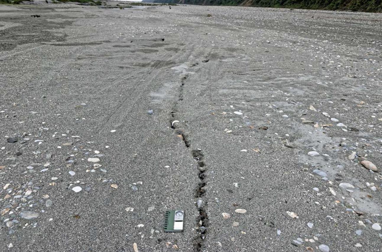 花蓮縣壽豐鄉平和村木瓜溪南岸沙洲發生地裂跡與噴砂。(根據經濟部中央地質調查所, 2018)